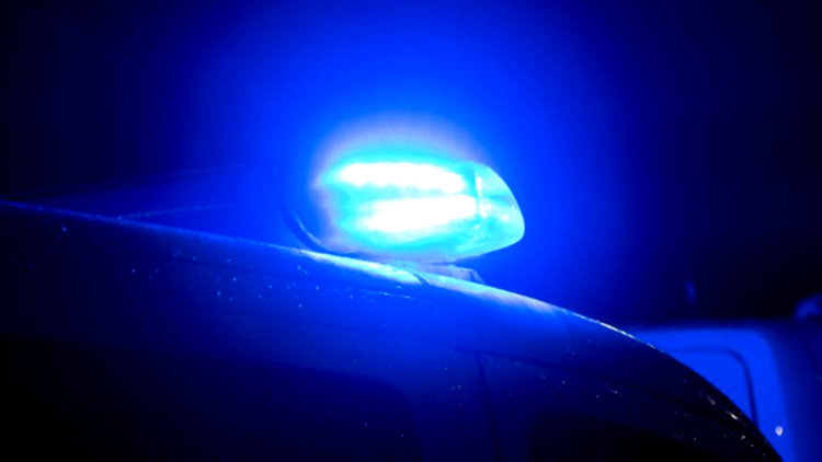 Schwerer Autounfall: Fahrzeug in Flammen, Fahrer erleidet lebensgefährliche Verletzungen