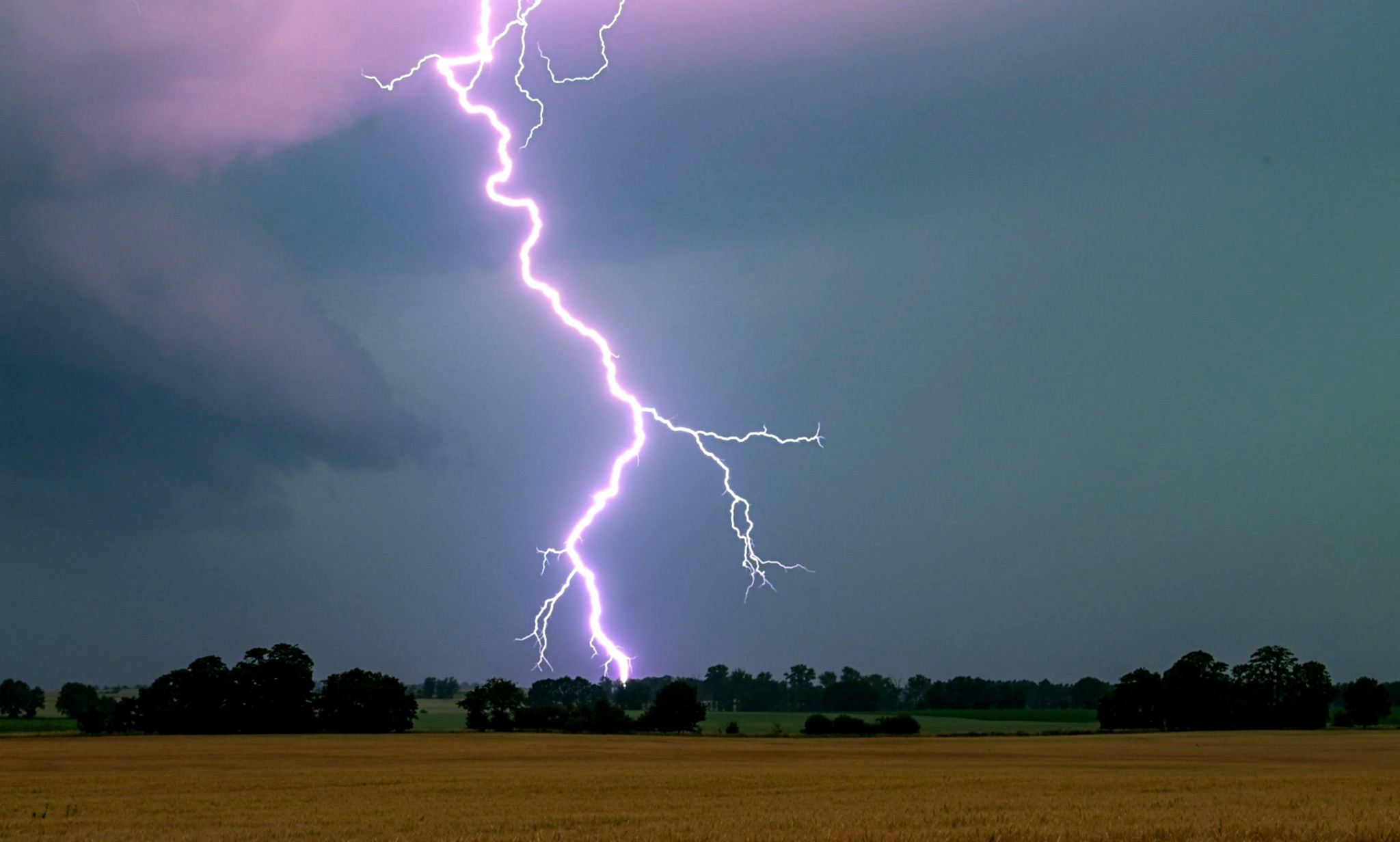 Unbeständiges Wetter mit Regenwolken und Gewittern