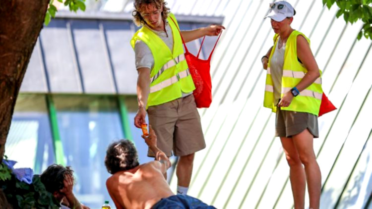 Unterstützung durch den Hitzebus: Wenn das Geld für Trinkwasser fehlt