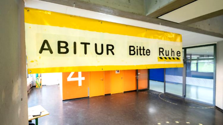 Abiturienten feiern stabiles Notenergebnis gemeinsam.