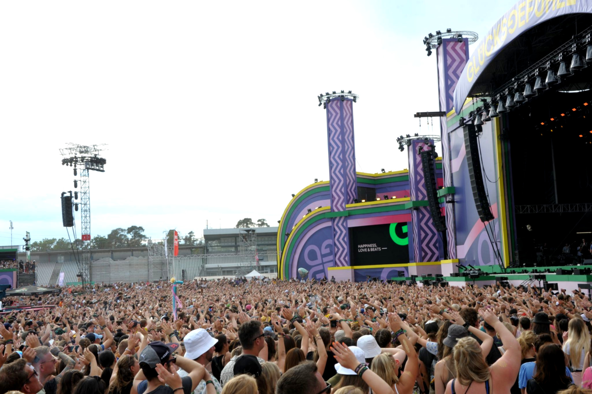 Apache 207 und die Black Eyed Peas live beim Glücksgefühle Festival
