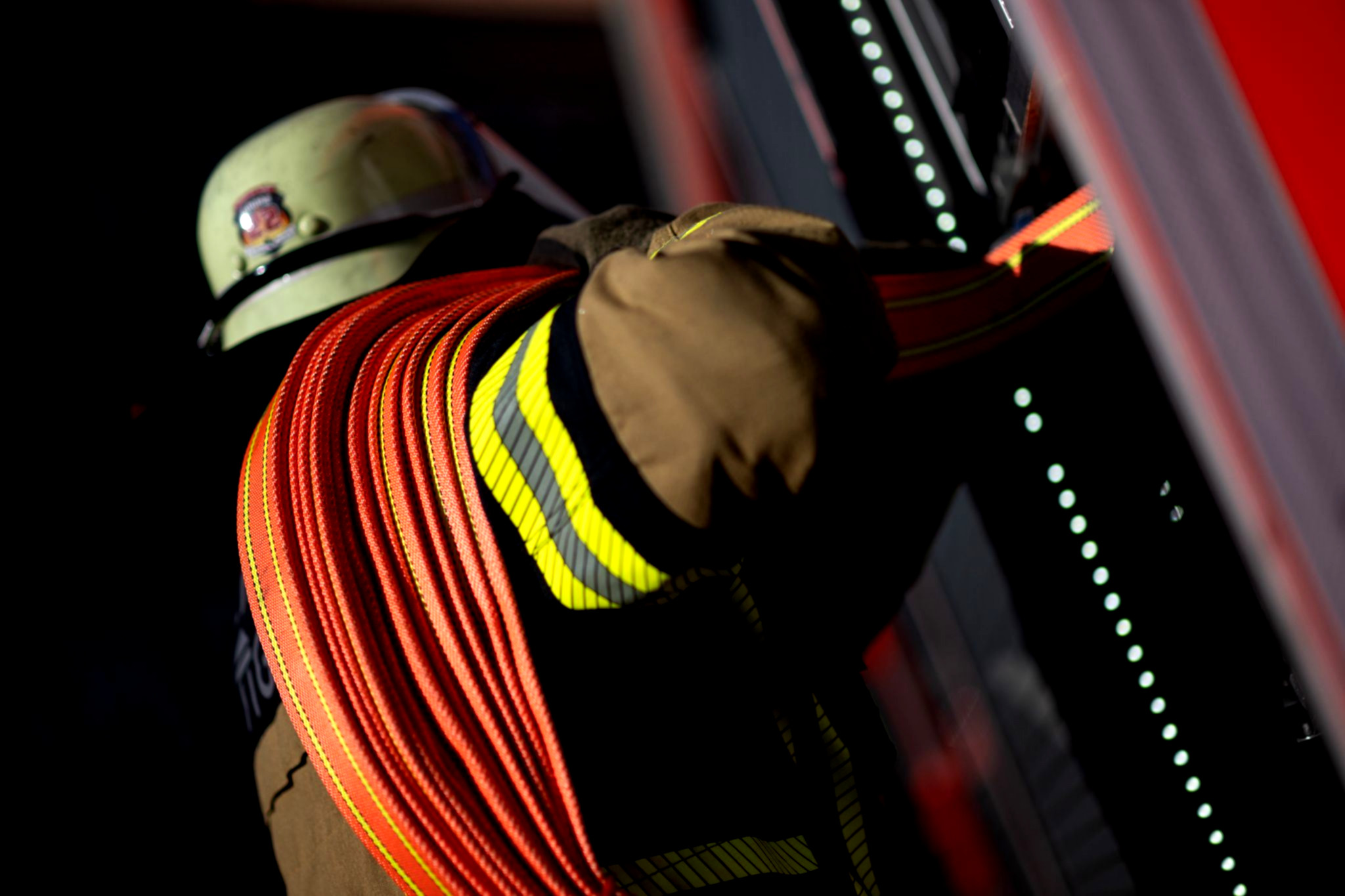Brand in Mehrfamilienhaus: Zahlreiche Personen verletzt