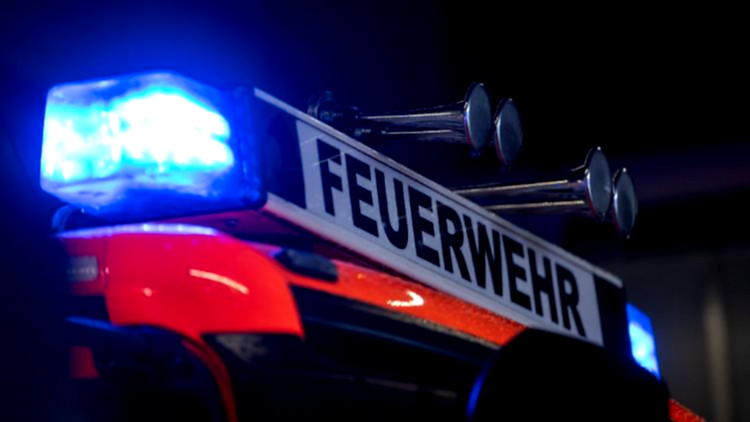 Großbrand im Dachstuhl: Feuerwehr räumt zwei Wohnhäuser