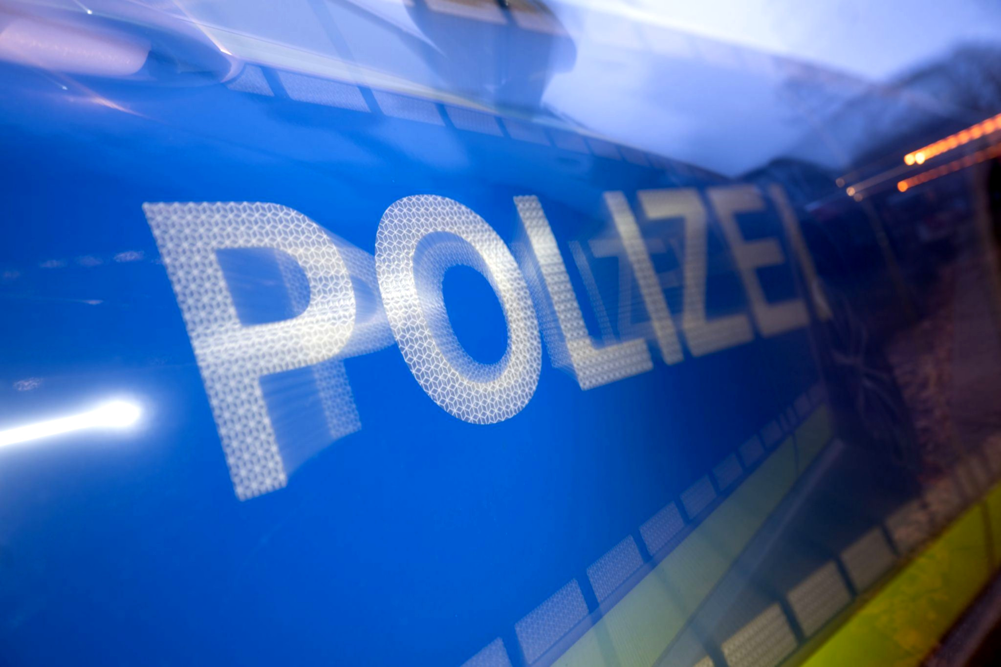 Fahrzeugunfall: Frau wird herausgeschleudert.