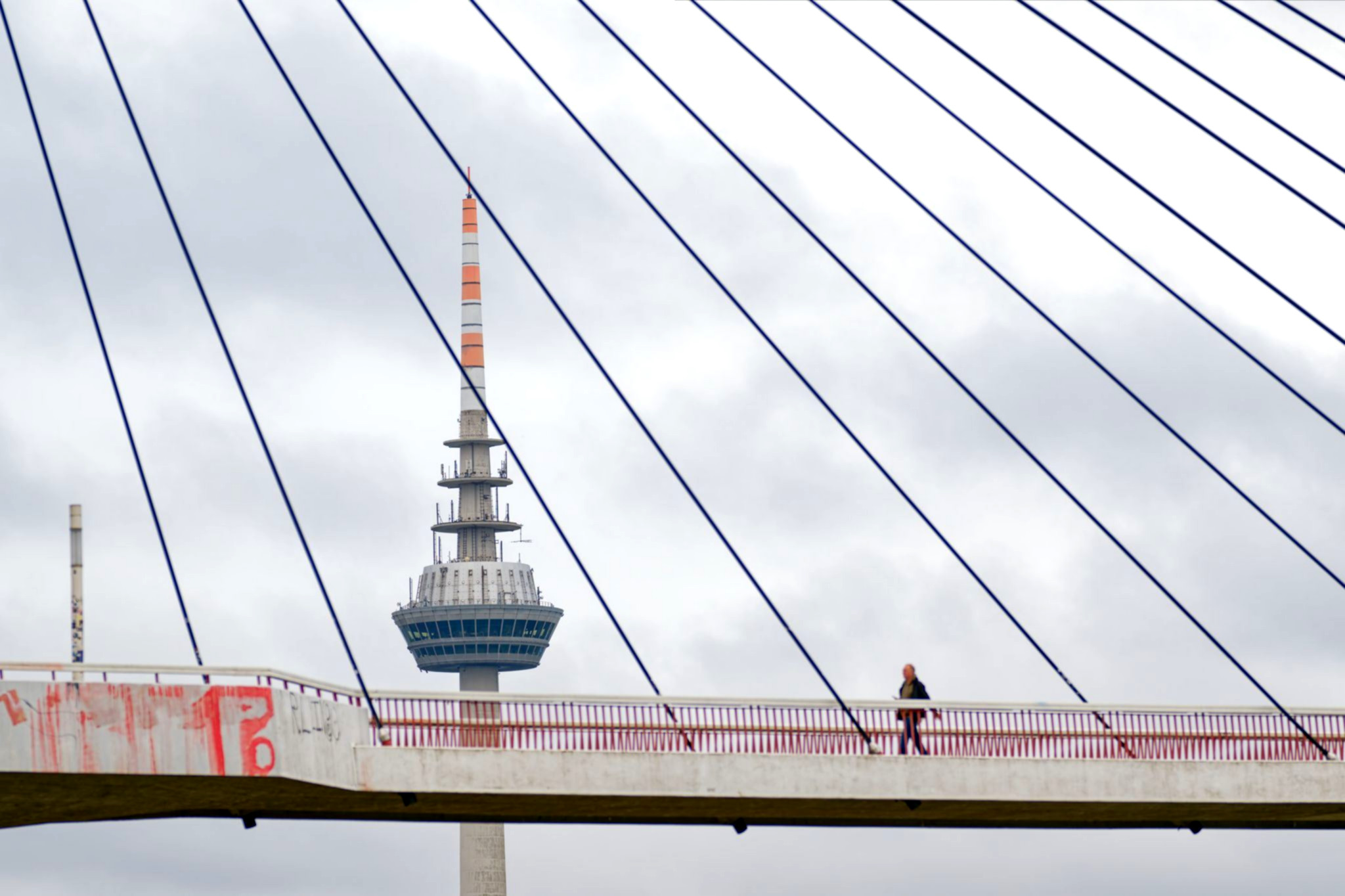 Wolken, Regen, Menschen mit Schirmen.