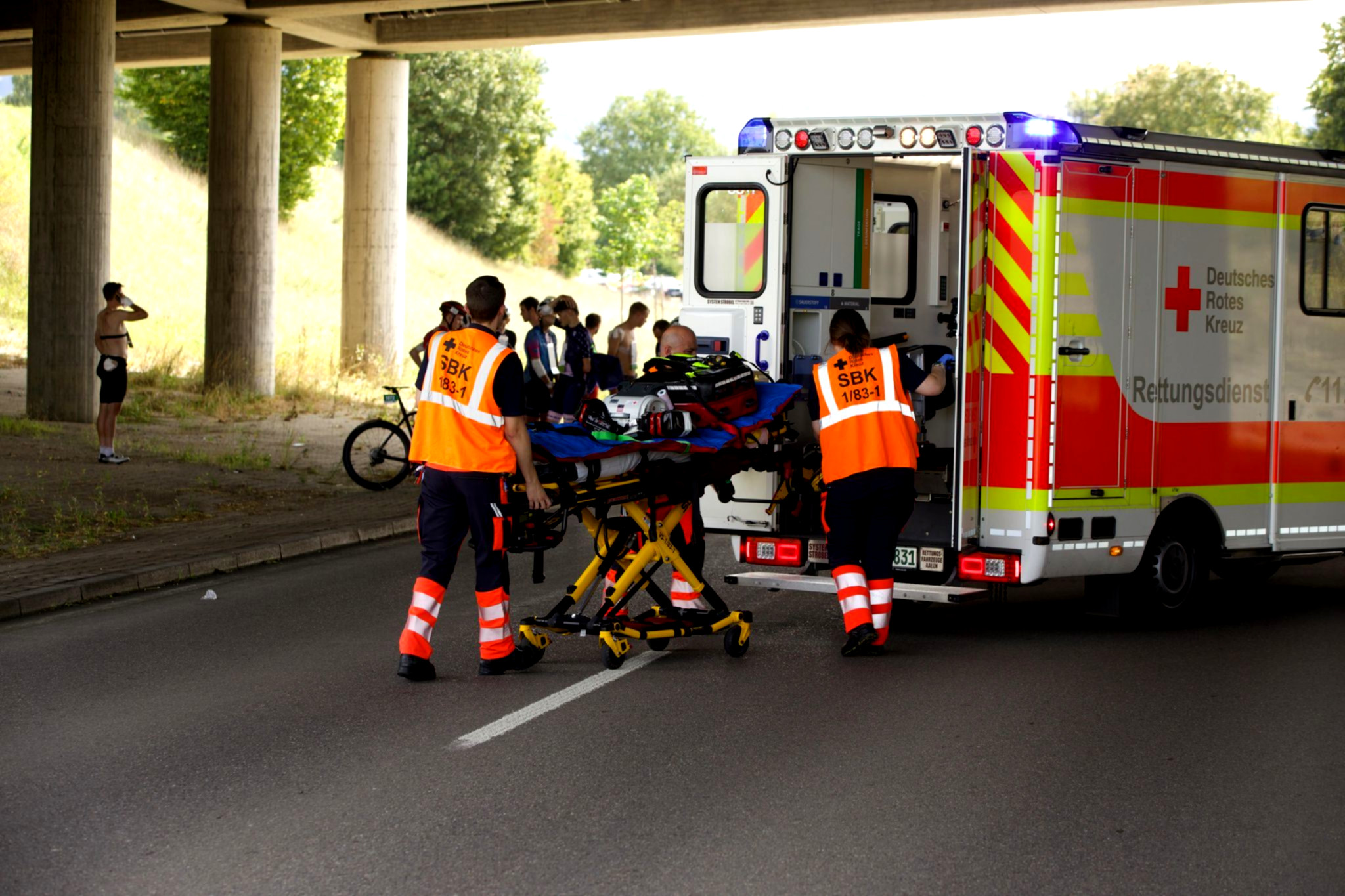 Schwerer Unfall beim Radrennen: Zahlreiche Fahrer bei Massensturz verletzt